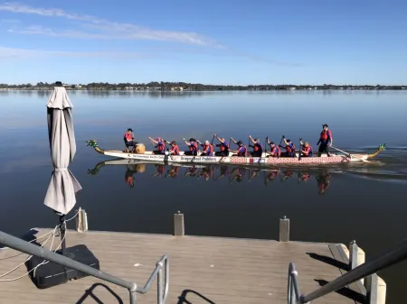 Quiet area across from the lake Отели в г. Ярравонга