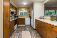 New Soaking Pool! Hot Tub and Ping Pong! Cozy 3 Bedroom Home.