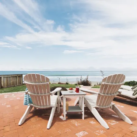 Ocean Front Cottage!! Beauty on the outside, Charm on the inside!