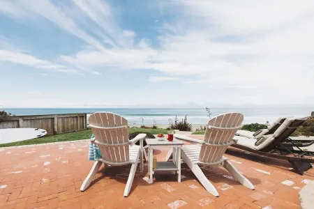 Ocean Front Cottage!! Beauty on the outside, Charm on the inside! Отели в г. Каюкос