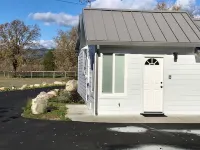 Sonoma Cottage: among the vines and close to EVERYTHING!!