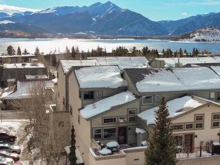 Summit County Basecamp: Escape to the Mountain Lake! Garage-Grill-In Town!