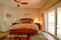 Beautiful Foothills Home, Near Sabino Canyon, Mountain Views, Handicap Friendly.