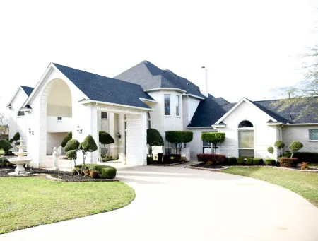 NEWHOUSE MANSION DALLAS TOP 10 Vacation Rental  POOL and SPA3 Acres Of Land