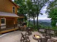 April Special ~ Mtn Views, Hot Tub+Fire Pit, WiFi, Gas Log Fireplace, Grill! Hotels in Mitchell County