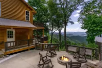 Amazing Mtn Views, Hot Tub+Fire Pit, High Speed WiFi, Gas Log Fireplace, Grill!