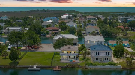 Family-friendly home in Hernando Beach, Florida Отели в г. Эрнандо-Бич