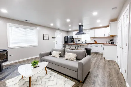 NEW Tranquil and serene guesthouse Отели в г. Тодд Крик