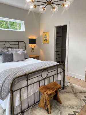 Battlefield Bungalow- Walk to Pickleball & Downtown! Hotels near The Park at Harlinsdale Farm