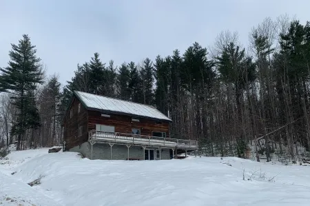 Newly Renovated Rustic style home w/luxury bathrooms  & mountain views, Sereni