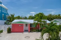 Private Salt Water Pool & Spa, WALK TO BEACH, near Bean Point, GROUND LEVEL.