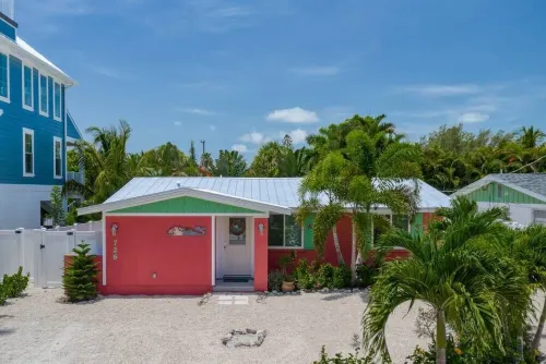 Private Salt Water Pool & Spa, WALK TO BEACH, near Bean Point, GROUND LEVEL.