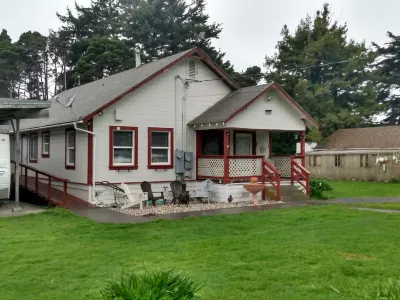 Updated Ranchhouse,  large yard & rear deck. Hotels near Noyo Headlands Park