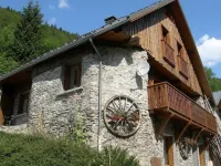 Gite 8 km from the access to Alpe d'Huez large domain