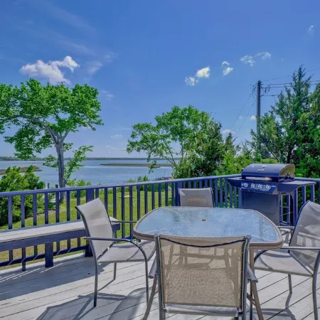 WATERFRONT, gorgeous, PVT DOCK, relax, DOWNTOWN, fish, RETREAT