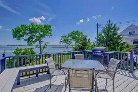 WATERFRONT, gorgeous, PVT DOCK, relax, DOWNTOWN, fish, RETREAT