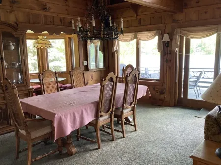 Waterfront Chalet with expansive views of lake & mountains. Отели в г. Каслтон