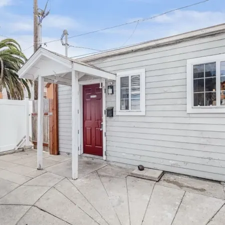 Cozy 1BR Bungalow by the beach, coffee, and dining