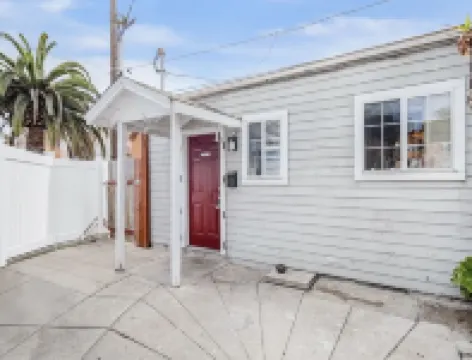 Cozy 1BR Bungalow by the beach, coffee, and dining