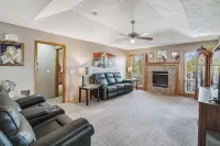 Charming 2-bedroom house in lovely Omaha with AC, WiFi. Hotel a Sarpy County