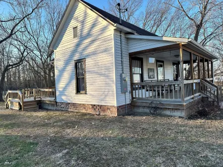 Charming 1-bedroom house in terrific Harrisburg with AC, WiFi