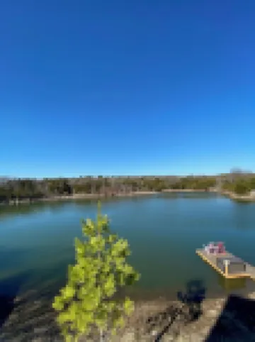 Roomy 4 bedroom 4 bathroom house on a 5 acre pond less than a mile from Texoma