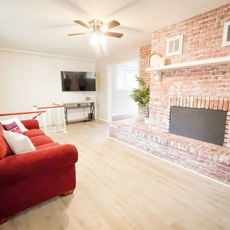 Spacious 4-bedroom Off-Campus House