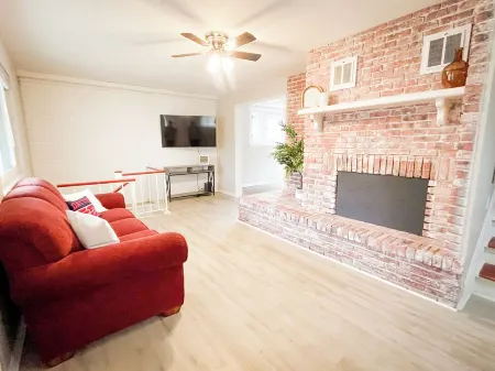 Spacious 4-bedroom Off-Campus House