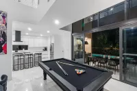 Central Miami Luxury Home, Heated Pool, Jacuzzi, Billiards, Grill