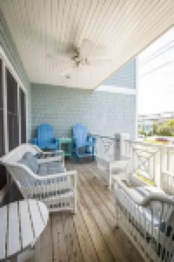 Memory Lane-Family Retreat- 1 Block From Ocean, King Bed, Parking For 4 Vehicles