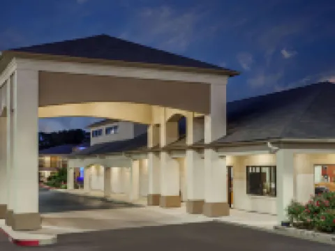 Days Inn & Suites by Wyndham Huntsville Hotels in Walker County