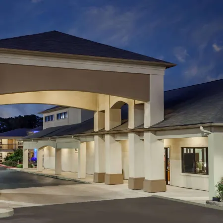 Days Inn & Suites by Wyndham Huntsville