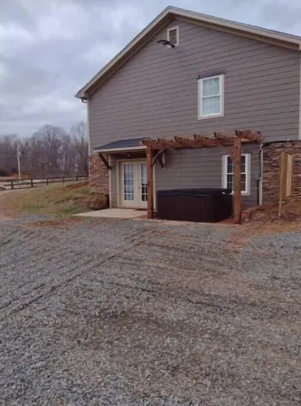 Bear Mountain Farm 2.0 Отели рядом с достопримечательностью «Lazy Days Winery»