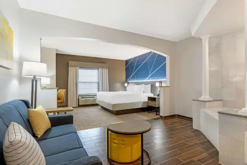 Comfort Suites East Brunswick - South River Hotels in East Brunswick Township