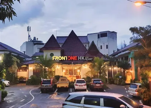 Front One HK Resort Simpang Lima Semarang فنادق في Gajahmungkur