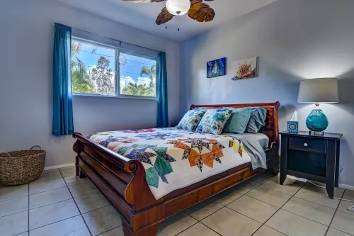 Large comfy house big enough for 2 families next to ocean on Kaloli point