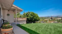 Cheerful Escape: Mountain Views, Fully Fenced, Game Room, Firepit, BBQ, & Office