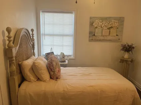 Warm and Welcoming 3-Bedroom  2 Bath House near Brownwood Town Square. 2 miles