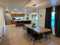 La Casa de Burro, Newly remodeled family and pet friendly home with a pool!