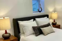 Summer Special in Annapolis! Pristine, Peaceful, Walkable 1B/1B Apt. Sleeps 4.
