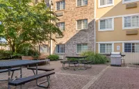 Extended Stay America Suites - Louisville - Alliant Avenue - Parking