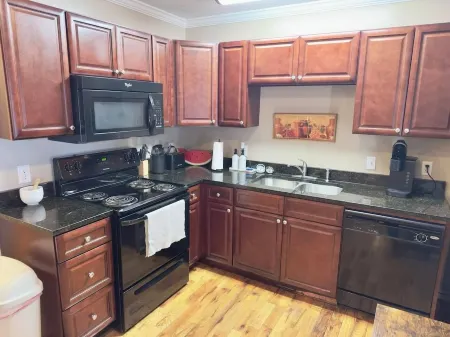 Peaceful Townhouse Near Lake