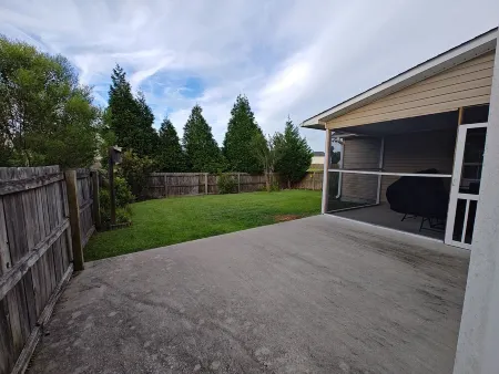 Work, Relax, Explore! 3 Bdrm House with screened in porch in New Bern. Отели в г. Нью-Берн