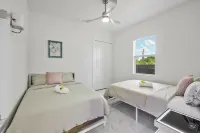 Modern Vacation Home Fully Fences Near Airport