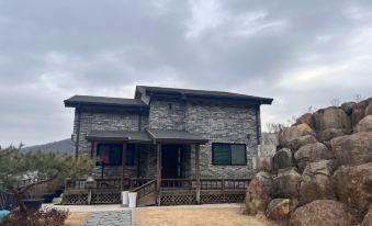 Anseong Yongseol Lake Tourist Farm