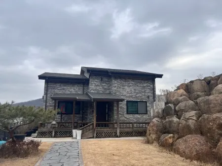 Anseong Yongseol Lake Tourist Farm Отели рядом с достопримечательностью «럭셔리 안성 M 글램핑카라반»