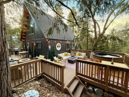 Secluded A-Frame, Fire Place, Hot Tub Отели рядом с достопримечательностью «Lollipop Park»