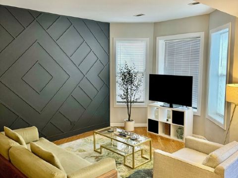 SuperHost Large Roommate style 2 Bedroom, 2 Bath, Patio, Sunroom, L Kitchen