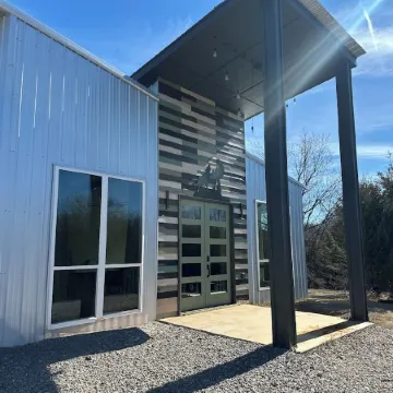 New Yote Cabin with Pool Table & Fireplace, 18 Minutes South of Norman