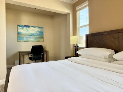 New Trendy 1BR Apartment with Heated Pool, Gym & Minigolf Hotels in 